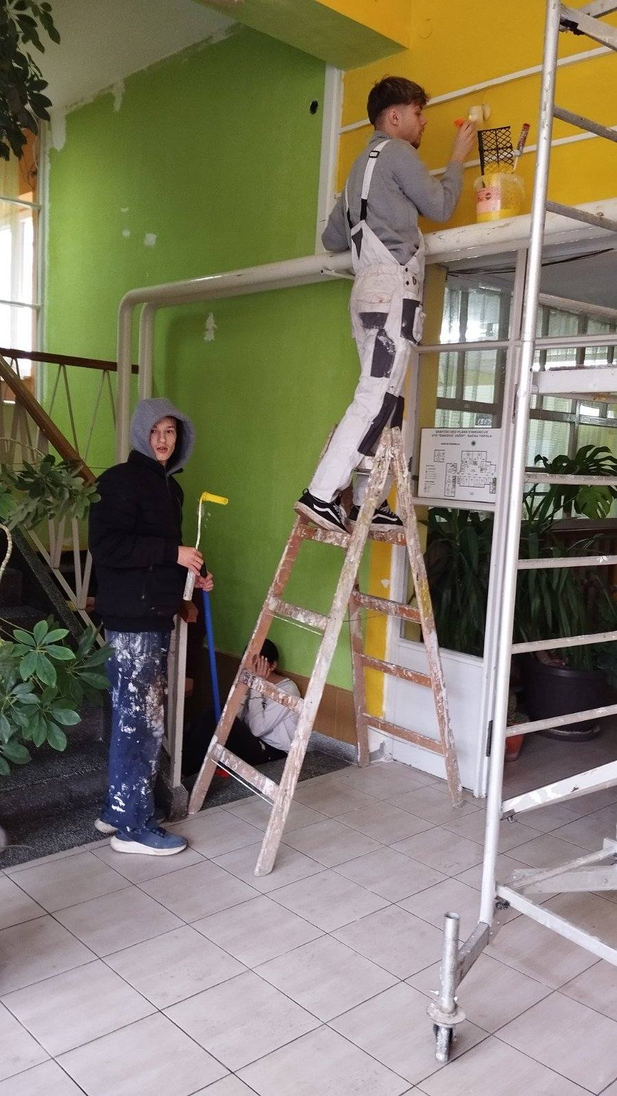 A 2G2 osztály a folyosót szépíti